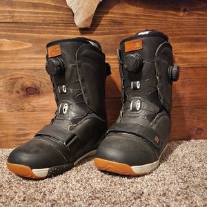 black DC snowboarding boots